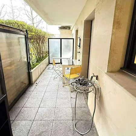 1 In A Shared House In Paris